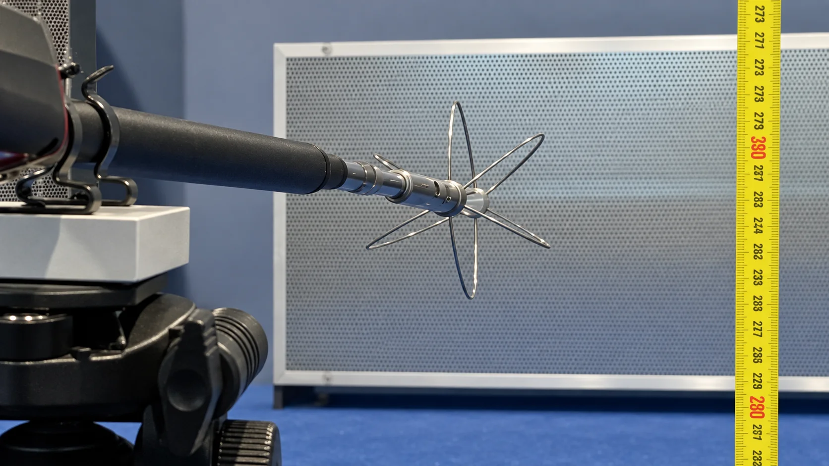 Labormesseinrichtung mit Sonde und perforiertem Panel.